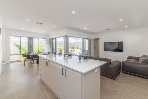 Karrinyup Waters Luxury House Rental - Stays Accommodation 13