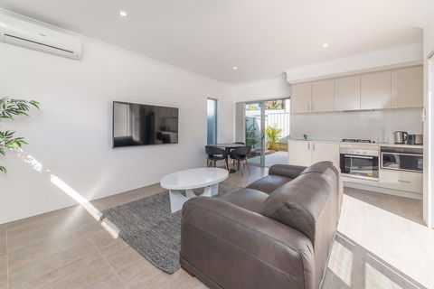 Karrinyup Waters Luxury House Rental - Stays Accommodation 4