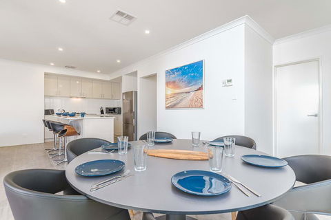 Karrinyup Waters Luxury House Rental - Stays Accommodation 1