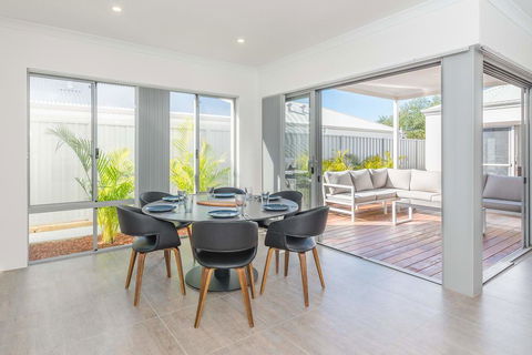 Karrinyup Waters Luxury House Rental - Stays Accommodation 0