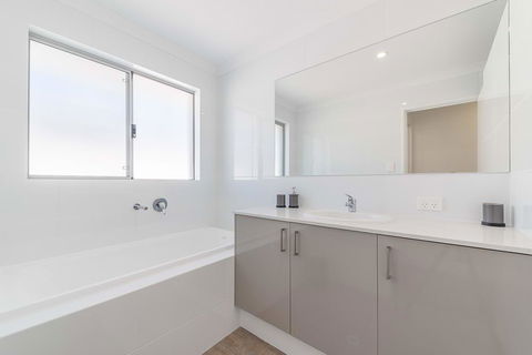 Karrinyup Waters Luxury House Rental - Stays Accommodation 6