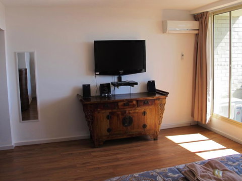Studio 204 With Harbour, Ocean And Sunset Views From The Balcony - Stays Accommodation 7