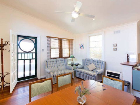 Sunset Cottage - Stays Accommodation 4
