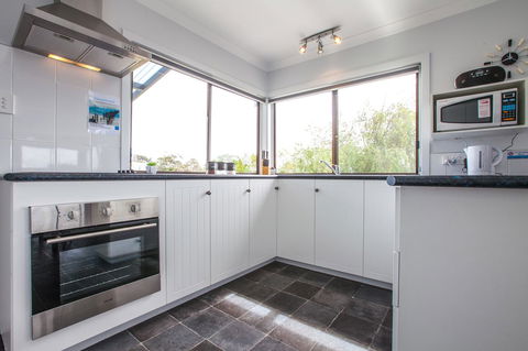Bircoo Cottage Beach And Golf Getaway - Stays Accommodation 3