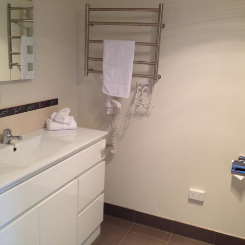 Commodore Regent - Stays Accommodation 9