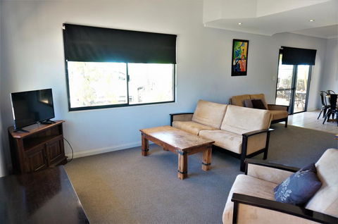 Ningaloo Breeze Villa 10 - 3 Bedroom Fully Self-Contained Disabled-Friendly Accommodation - Stayed 2