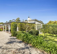 North Haven lovely coastal beach house private garden walk to beach and village