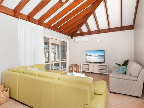 Occy's @ Fingal Bay - Stayed 0