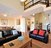 Ocean Sunsets - 2 bedroom converted warehouse apartment - Stays Accommodation
