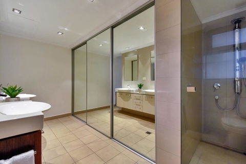 Oceana Darwin Central Oceanfront 3 Bedroom 2 Lounge Room Pool Gym Tennis Court Sleeps 9 - Stayed 3