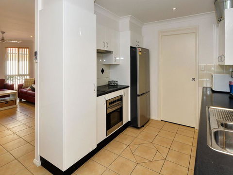 One Street Back From The Surf Beach - Stays Accommodation 3