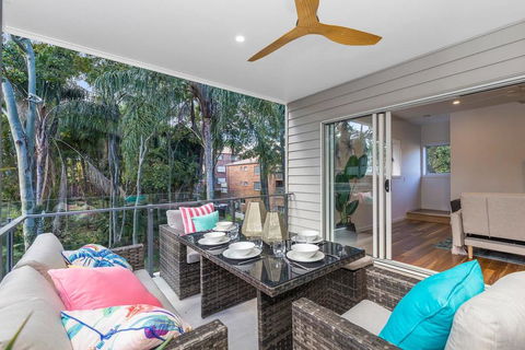 Park Avenue Townhouse Retreat Brisbane Sleeps 10 - Stays Accommodation 2