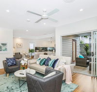 Park Avenue Townhouse Retreat Brisbane Sleeps 10 - Stays Accommodation