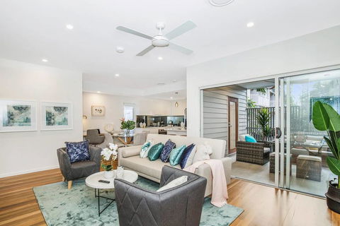 Park Avenue Townhouse Retreat Brisbane Sleeps 10 - Stays Accommodation 0