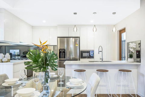 Park Avenue Townhouse Retreat Brisbane Sleeps 10 - Stays Accommodation 1