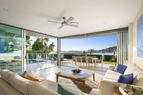 Pavillion 17 - Waterfront Spacious 4 Bedroom With Own Inground Pool And Golf Buggy - Stayed 0