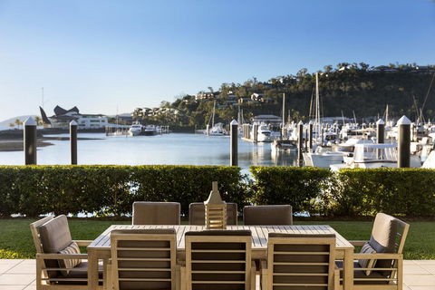 Pavillion 17 - Waterfront Spacious 4 Bedroom With Own Inground Pool And Golf Buggy - Stayed 1