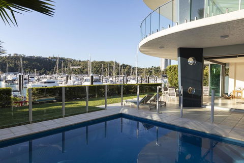 Pavillion 17 - Waterfront Spacious 4 Bedroom With Own Inground Pool And Golf Buggy - Stayed 2