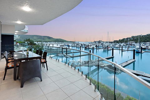Pavillion 3 Absolute Waterfront 4 Bedroom 2 Lounge Room Plunge Pool + Golf Buggy - Stayed 0