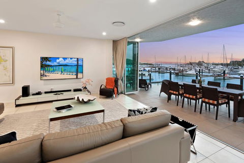 Pavillion 3 Absolute Waterfront 4 Bedroom 2 Lounge Room Plunge Pool + Golf Buggy - Stayed 3