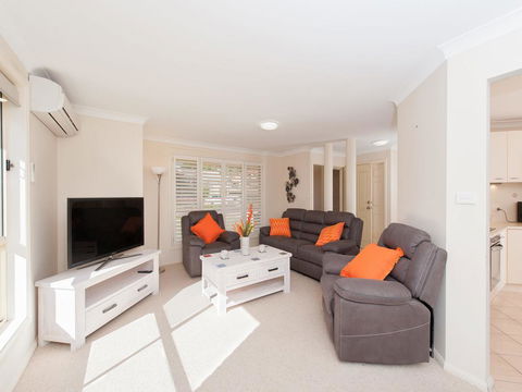 Pawprints, 123 Bagnalls Beach Road - Stays Accommodation 1