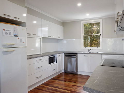 Pet Friendly 4 Bedroom Holiday Home - River Views - Stayed 2