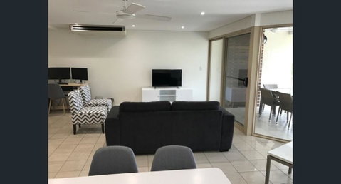 Phil's Place On Airlie - Stays Accommodation 3
