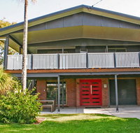 Red Door Beach House - Marcoola Beach - PET FRIENDLY FOXTEL WIFI 500 BOND Linen Supplied
