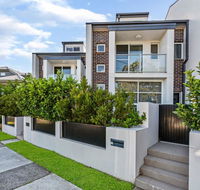 Relax in a Spacious  Modern Townhouse in Asquith - Stays Accommodation