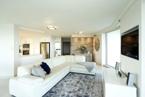 Resort Style Beach Apartment - Surfers Paradise - Stayed 2