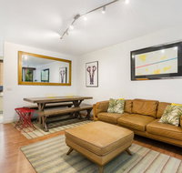 Retro Styled 3 Bedroom Apartment with Tree Views - Stayed