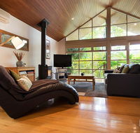Romantic Treehouse Getaway - Stays Accommodation