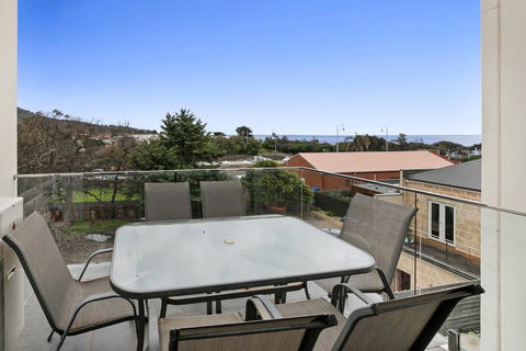 Seaside Apartment Getaway - Stays Accommodation 2