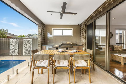 Serenity On Seaview Boutique Retreat With Pool By The Beach - Stayed 1