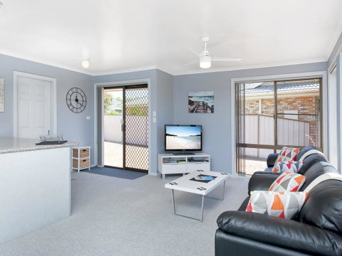 Shoreline Drive, Duplex 01,39, Little Pearl - Stayed 2