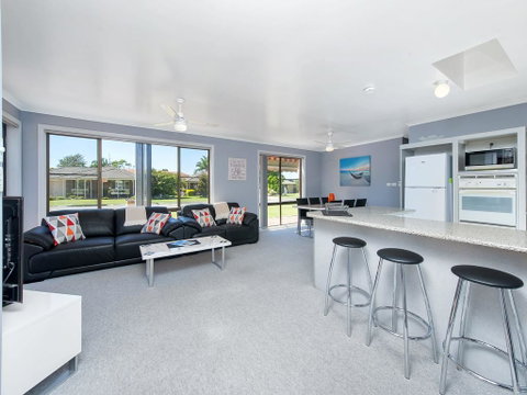 Shoreline Drive, Duplex 01,39, Little Pearl - Stayed 0