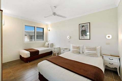 Smugglers On The Beach - Stayed 2