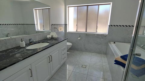 Spacious 2 Bedroom Unit, Private Bath, Kitchen, RV Parking On 5 Acres, 10 Min To Fraser Island Barge - Stayed 2