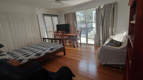 Spacious 2 Bedroom Unit, Private Bath, Kitchen, RV Parking On 5 Acres, 10 Min To Fraser Island Barge - Stayed 3
