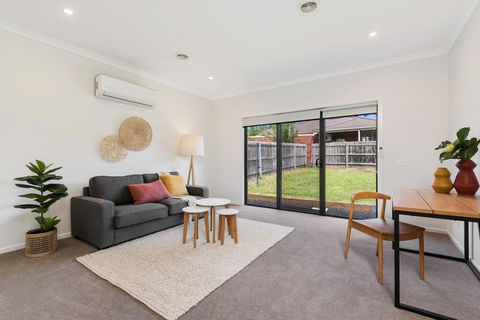 Spacious 4-Bed House With Parking And Backyard - Stays Accommodation 3