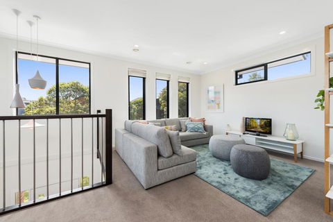 Spacious 4-Bed House With Parking And Backyard - Stays Accommodation 0