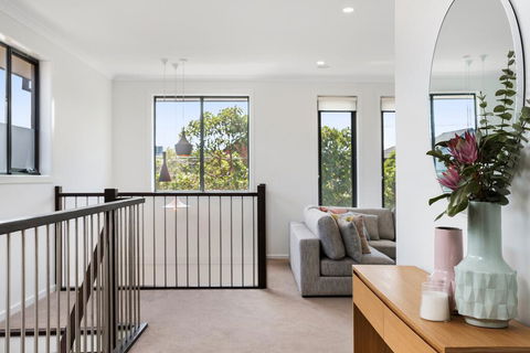 Spacious 4-Bed House With Parking And Backyard - Stays Accommodation 1
