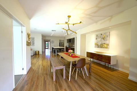Stylish Luxe House For Big Group Near Shopping Center - Stayed 0