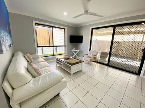 STYLISH RESIDENCE, LARGE PRIVATE YARD - CLOSE TO DREAMWORLD - Stayed 1