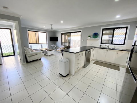 STYLISH RESIDENCE, LARGE PRIVATE YARD - CLOSE TO DREAMWORLD - Stayed 2