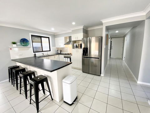 STYLISH RESIDENCE, LARGE PRIVATE YARD - CLOSE TO DREAMWORLD - Stayed 3