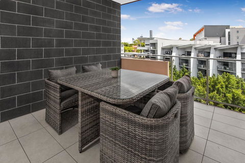 Stylish Split Level Apartment 13 Minutes From City - Stays Accommodation 2