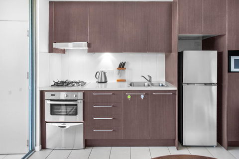 Stylish Split Level Apartment 13 Minutes From City - Stays Accommodation 3