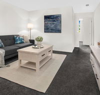 Stylish Split Level Apartment 13 Minutes From City - Stays Accommodation