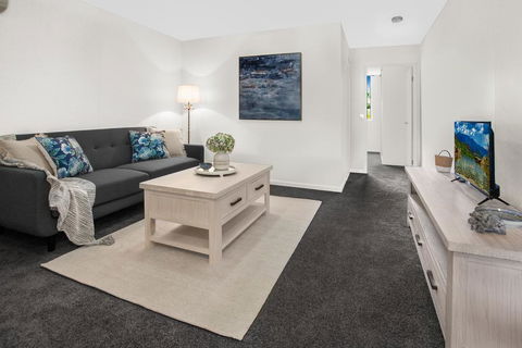 Stylish Split Level Apartment 13 Minutes From City - Stays Accommodation 0